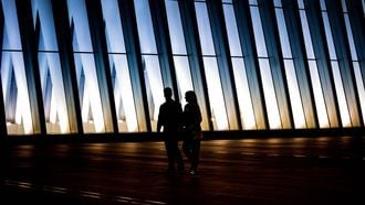 Twee collega's die een relatie hebben lopen samen langs een kantoor