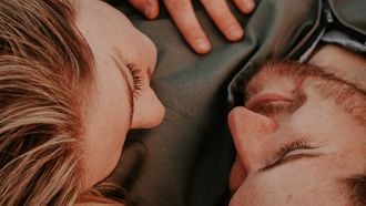 koppel dat verliefd naar elkaar kijkt