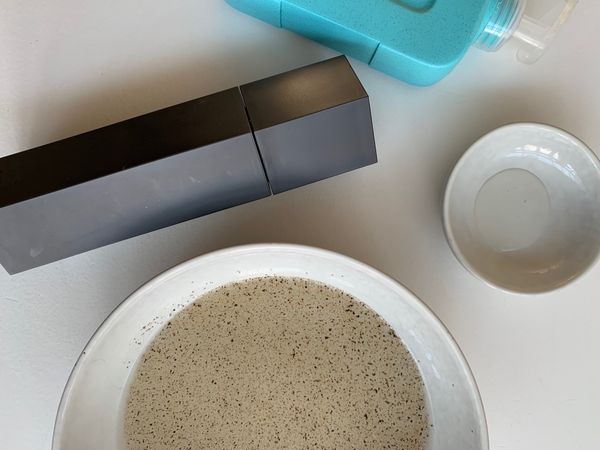 Alle ingrediënten voor een trucje om te laten zien hoe belangrijk het is om handen te wassen