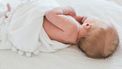 Baby die op zijn zij ligt en misschien een ALTE heeft