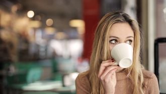 koffie zwangerschap Vrouw die koffie drinkt en zich afvraagt waarom ze nu moet poepen