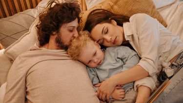 kind in bed bij ouders - slaapproblemen