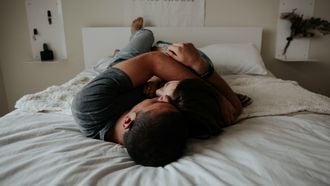 genieten van seks / koppel ligt op bed