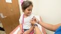 Meisje dat een inenting krijgt uit het vaccinatieprogramma