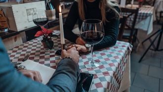 Een single ouder die weer aan het daten is in een restaurant