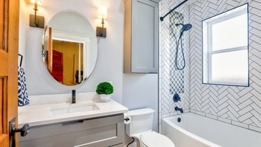 Badkamer met tegels die je goed moet schoonmaken