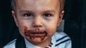 Peuter die nee zegt en zijn mond vol chocolade heeft