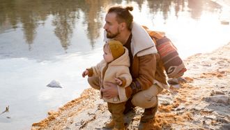 sterrenbeeld weegschaal / man met klein kindje bij een meer