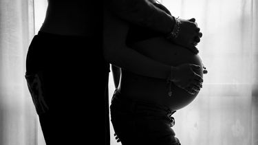 Een stelletje waarvan de vrouw zwanger is en een geboorteplan heeft opgesteld