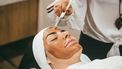 vrouw krijgt gezichtsbehandeling als beautyroutine