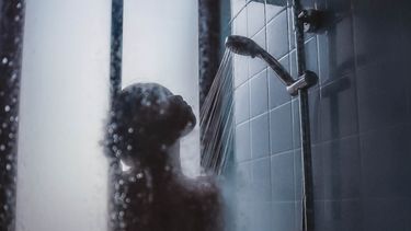 Vrouw die onder de douche staat