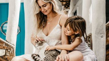 maagd / vrouw met kind en kat