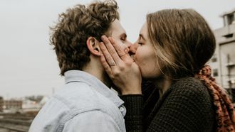 Man en vrouw kussen elkaar