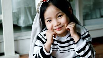 meisje kijkt lief in de camera