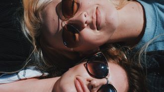 twee vrouwen met zonnebril op