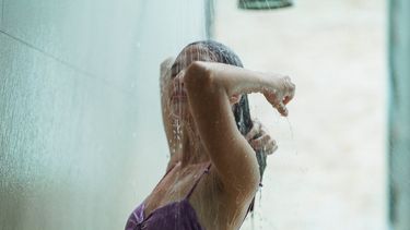 douchen / vrouw onder de douche
