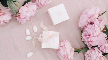 Roze geboortebedankje met geboortesuiker en bloemen