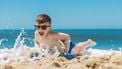 kind is graag naakt op strand