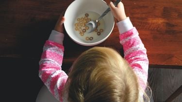 kind eet ontbijt tijdens een montessori opvoeding
