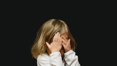 Verlegen kind / Kind met handen voor gezicht