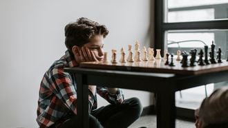 verliezen met spelletjes - kind achter schaakbord
