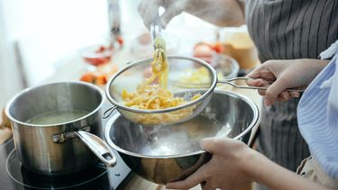 Pasta koken om de luchtvochtigheid te verhogen met stoom