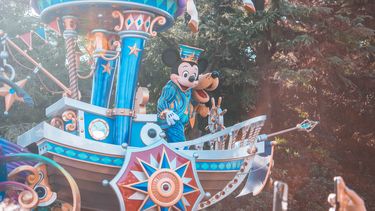 Paradewagen met Mickey Mouse waarbij je tips gebruikt om met kids naar Disneyland te gaan