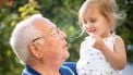 Opa's die kleindochter vasthoudt, maar geen kus of knuffel afdwingt