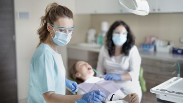 Vrouwelijke tandarts die de best betaalde baan in Nederland heeft