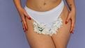 Vrouw met bloemen in haar onderbroek die de geur van haar vagina maskeren
