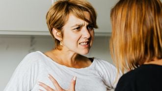 Vrouw die ruzie heeft met haar schoonfamilie