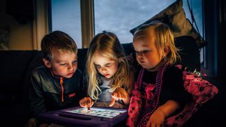 Kinderen die YouTube kijken op een tablet