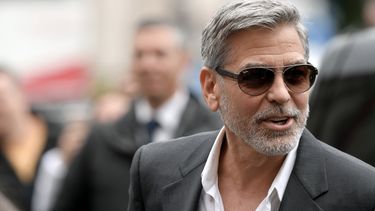 George Clooney die heel sexy is met grijs haar