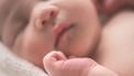 close-up van een baby met een mooie babynaam