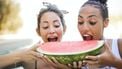 twee vrouwen eten een stuk watermeloen. vruchtbaarheid verhogen