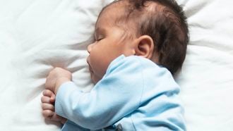 baby geboren met lange haren