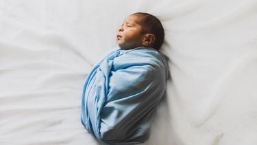 babynamen / pasgeboren baby gewikkeld in doeken