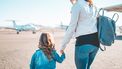 Vliegen / Moeder met dochter op vliegveld