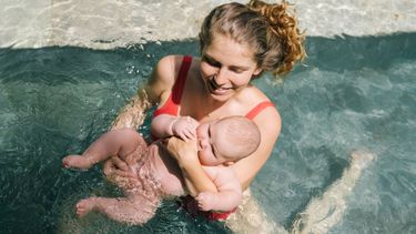 opblaasbaar zwembadje / moeder en baby in zwembad