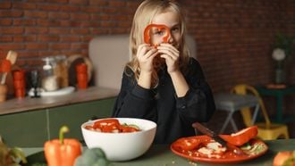 vegetarisch dieet voor kinderen - meisje met paprika