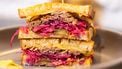Rueben Sandwich met zuurkool, kaas en zuurdesembrood, wat helpt calorieën te verbranden