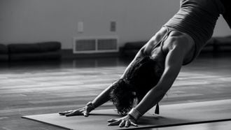 vrpuw doet yoga tijdens haar menstruatie