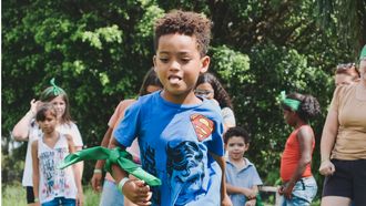 buiten spellen / kinderen spelen samen buiten