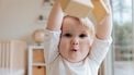 Baby speelt met speelgoed: sommige woorden krijgen andere betekenis na de bevalling