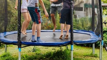 Kinderen van Lia die samen spelen op een trampoline