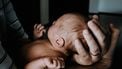 Pasgeboren baby geboren met keizersnede
