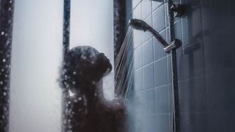 Vrouw die onder de douche staat