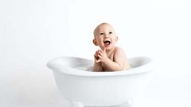 Baby in een badje