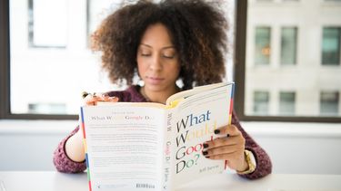 vrouw leest boek op google