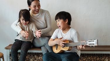 Kinderliedjes van vroeger / moeder zingt en maakt muziek met zoon en dochter